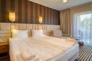 Курортные отели White Resort Крыница-Морска Двухместный номер Делюкс с 1 кроватью, дополнительной кроватью, балконом и видом на лес-1