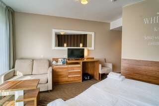 Курортные отели White Resort Крыница-Морска Двухместный номер Делюкс с 1 кроватью, дополнительной кроватью, балконом и видом на лес-2