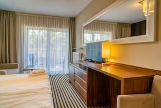 Курортные отели White Resort Крыница-Морска Семейный номер "Комфорт" с видом на город-1