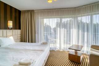 Курортные отели White Resort Крыница-Морска Двухместный номер Делюкс с 1 кроватью, дополнительной кроватью, балконом и видом на лес-5
