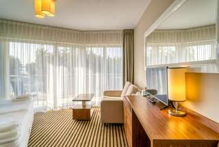 Курортные отели White Resort Крыница-Морска Двухместный номер Делюкс с 1 кроватью, дополнительной кроватью, балконом и видом на лес-7