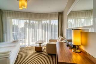Курортные отели White Resort Крыница-Морска Двухместный номер Делюкс с 1 кроватью, дополнительной кроватью, балконом и видом на лес-8