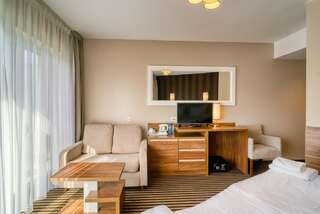 Курортные отели White Resort Крыница-Морска Двухместный номер Делюкс с 1 кроватью, дополнительной кроватью, балконом и видом на лес-10
