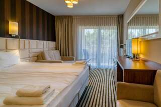 Курортные отели White Resort Крыница-Морска Двухместный номер Делюкс с 1 кроватью, дополнительной кроватью, балконом и видом на лес-11