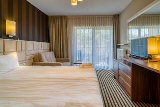 Курортные отели White Resort Крыница-Морска Двухместный номер Делюкс с 1 кроватью, дополнительной кроватью, балконом и видом на лес-14