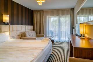 Курортные отели White Resort Крыница-Морска Двухместный номер Делюкс с 1 кроватью, дополнительной кроватью, балконом и видом на лес-15