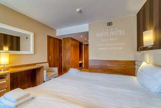 Курортные отели White Resort Крыница-Морска Двухместный номер Делюкс с 1 кроватью или 2 отдельными кроватями, балконом и видом на лес-9
