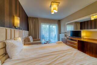Курортные отели White Resort Крыница-Морска Двухместный номер Делюкс с 1 кроватью, дополнительной кроватью, балконом и видом на лес-21