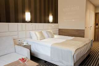 Курортные отели White Resort Крыница-Морска Двухместный номер Делюкс с 1 кроватью или 2 отдельными кроватями, балконом и видом на лес-18